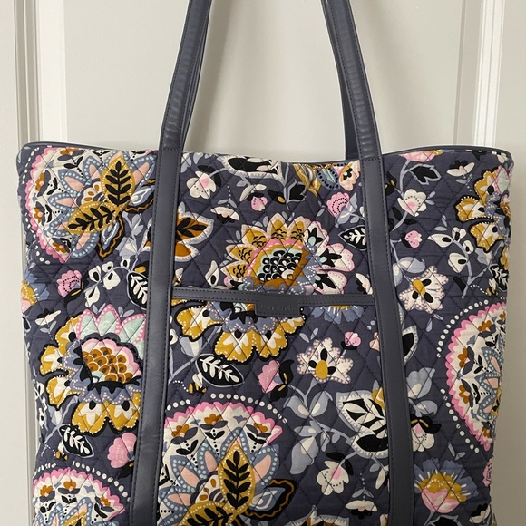 *SALE* VERA BRADLEY Quilted Bag & KEY TAG, 6 interior pockets. Holds a lot - Picture 3 of 9